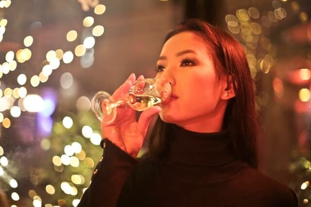Fiatal hölgy pezsgőt iszik szilveszterkor