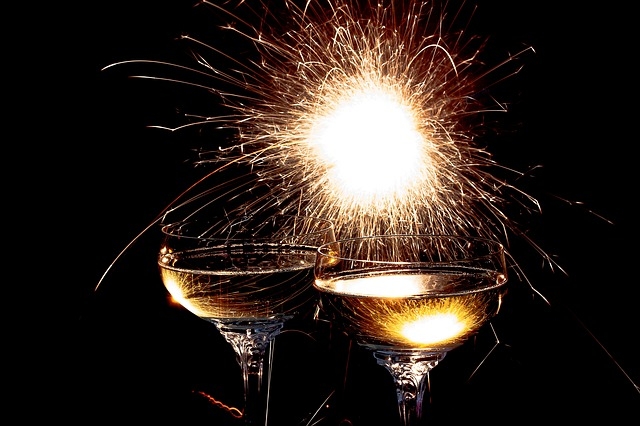 A pezsgővel koccintás jelzi az új év beköszöntét
