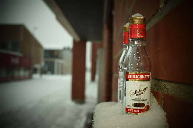 Kis üveg vodka a hóban