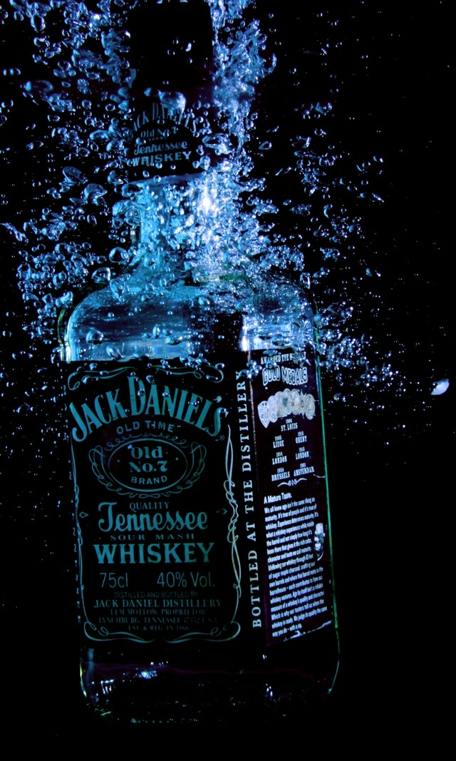 A Jack Daniel's üveg is szeret megmártózni