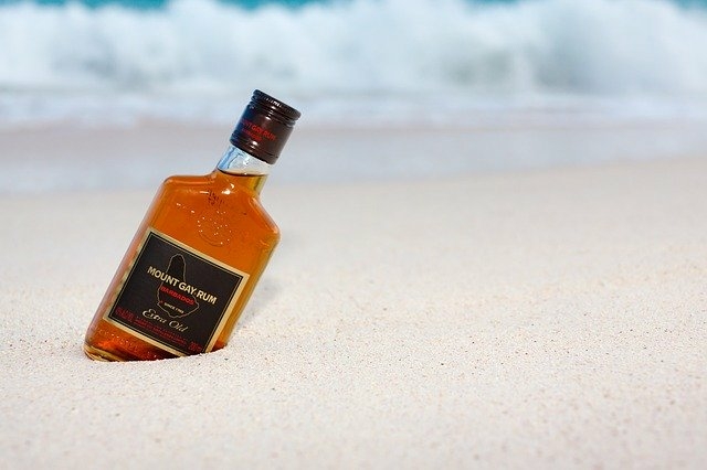 Mount Gay Rum a tengerparti homokban