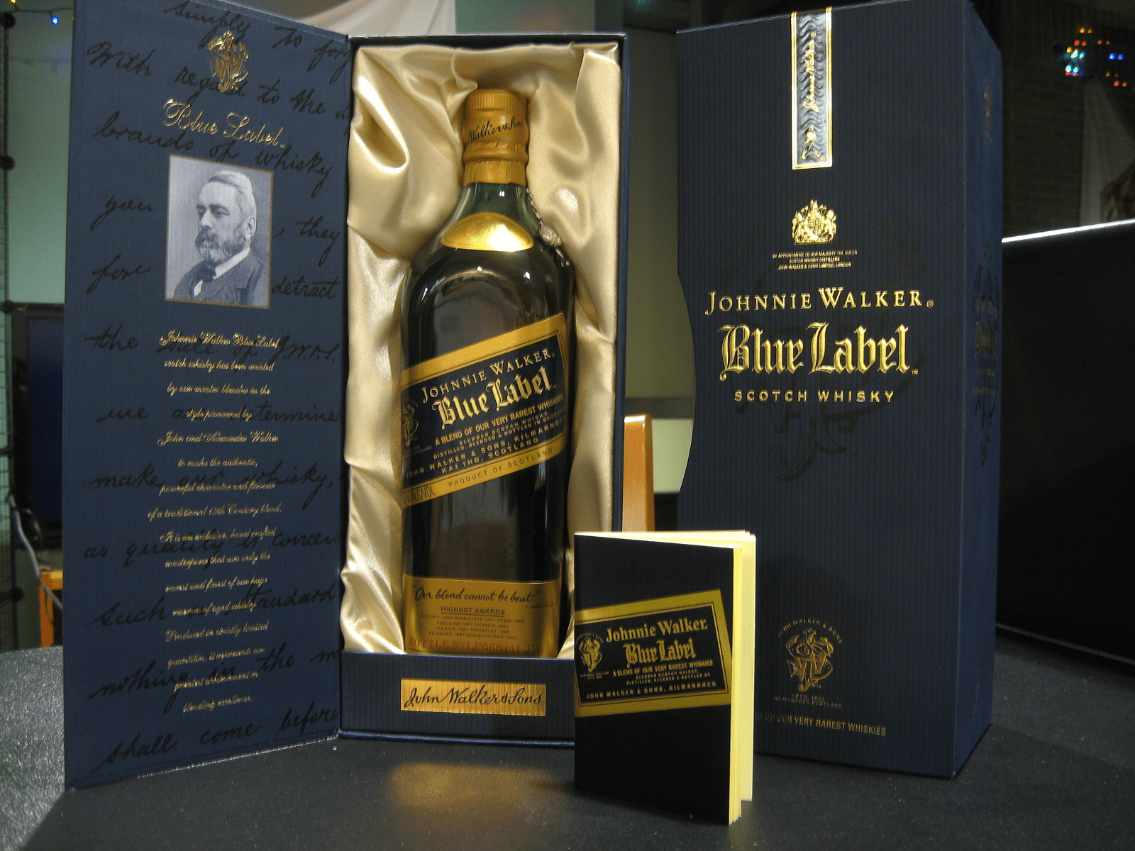 Johnnie Walker Blue Label Whiskey díszdobozos kiszerelésben